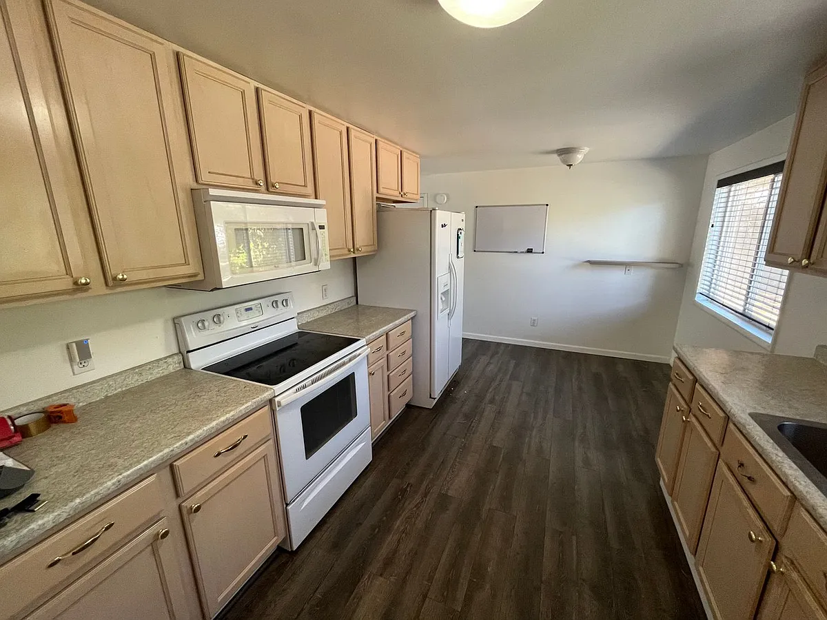 Building Photo - 2039 NE Pheasant Ct