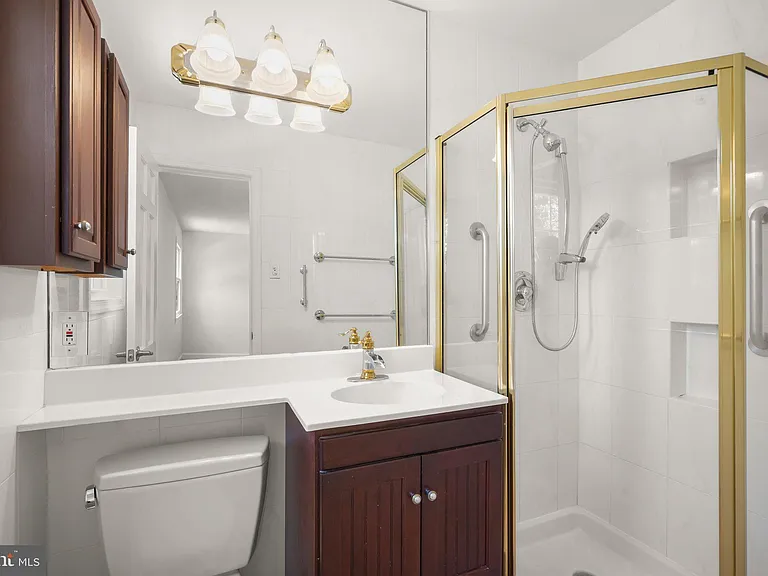 7109 Radnor Rd — Photo 23