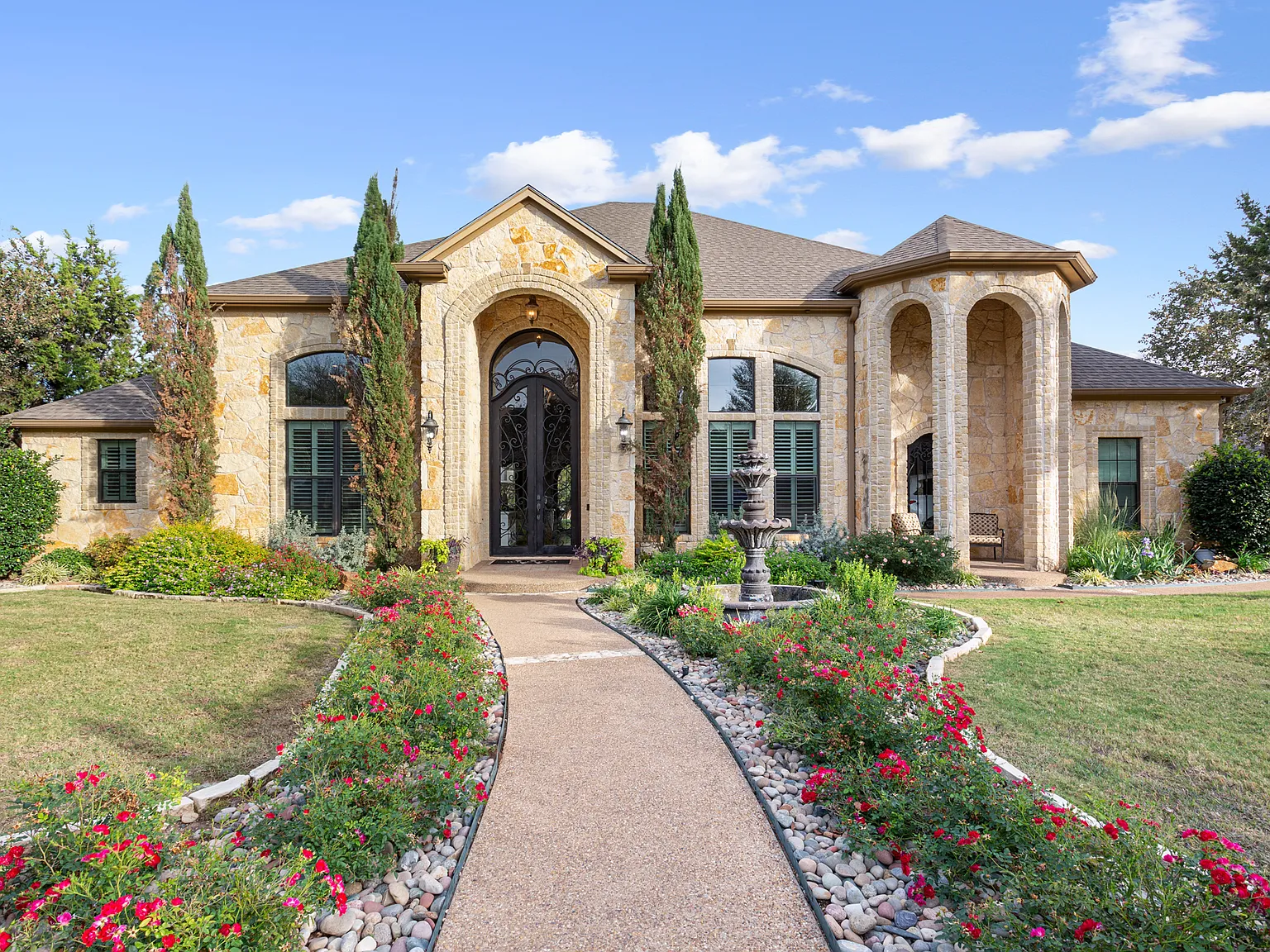 5 bed, 3800 sqft, $6,000 — Photo 2