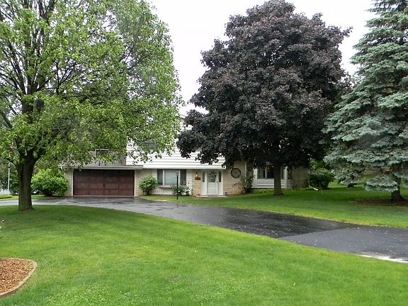 Corner lot w/u-shaped drive