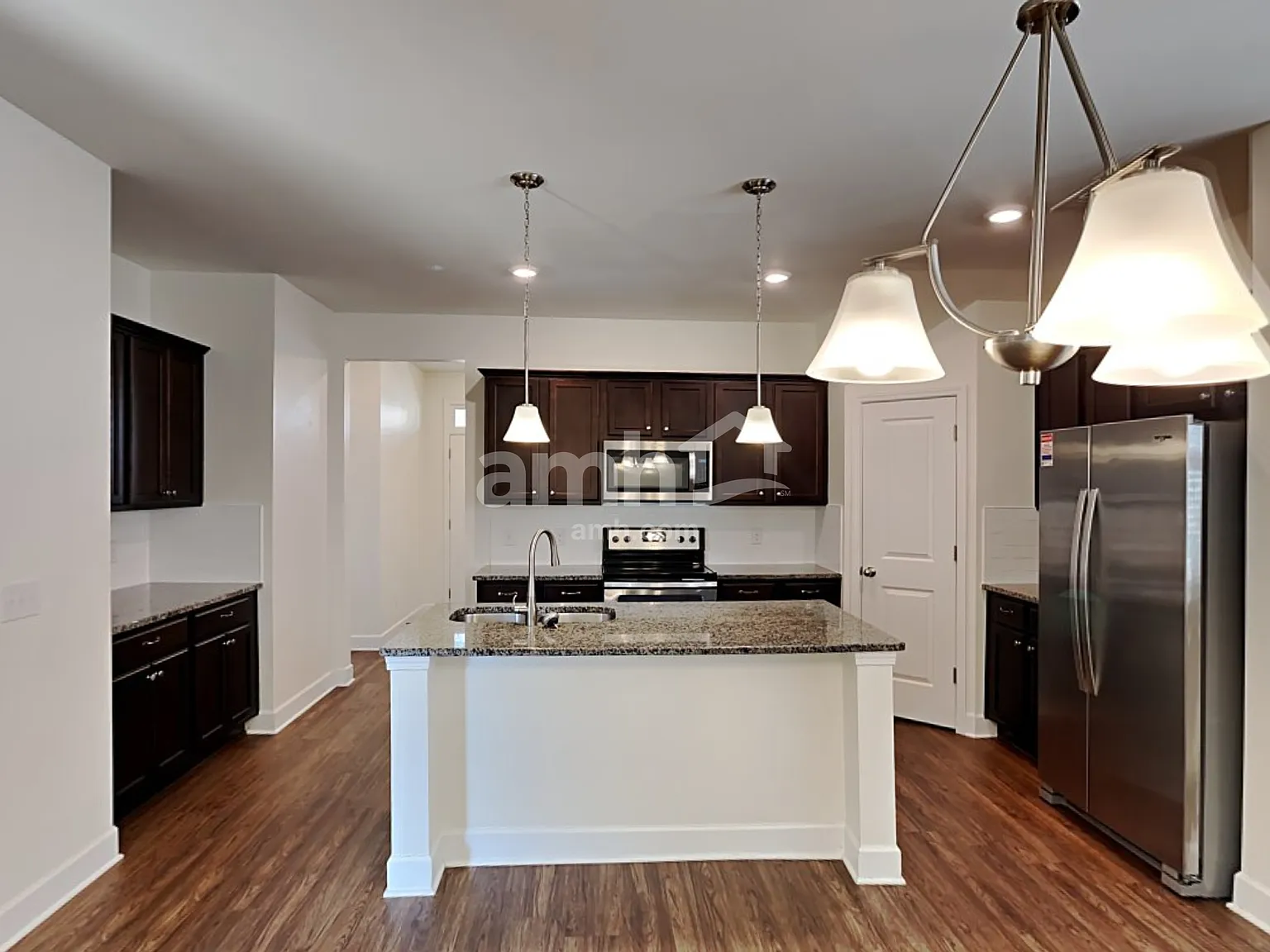 4 bed, 2.5 bath, 2204 sqft, $2,485 — Photo 3