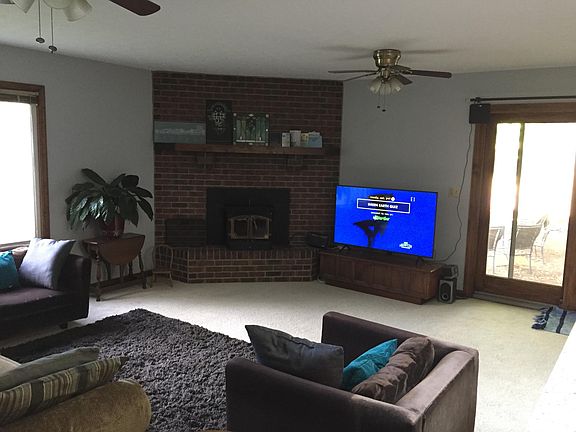 Living Room. Site amenities are not present or guaranteed for tenants. Image provided for example only.