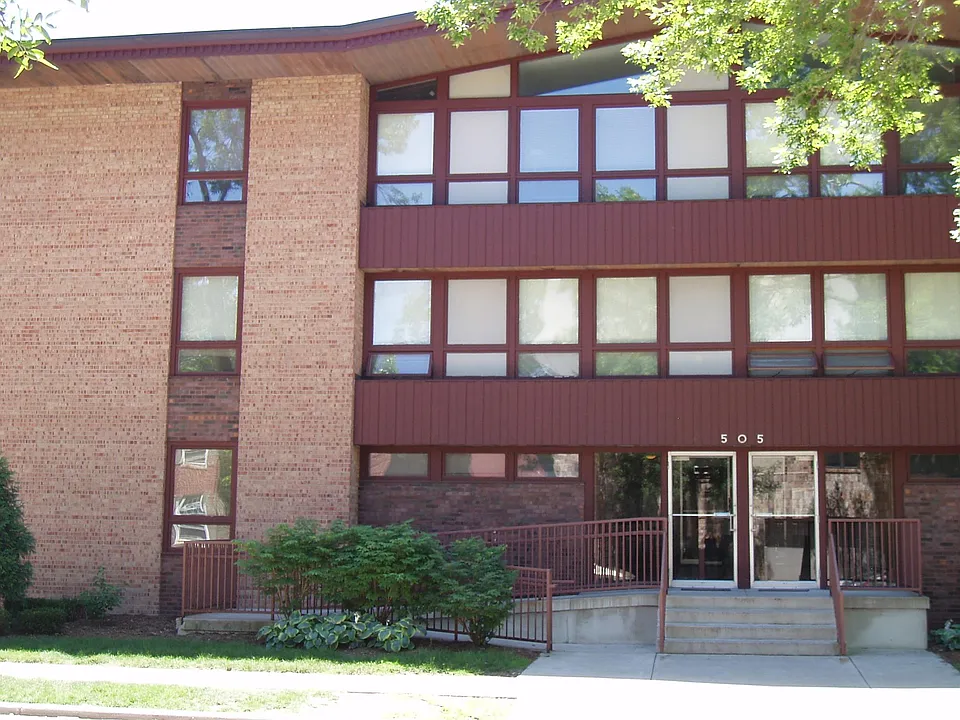 505 E Henry Clay St #204