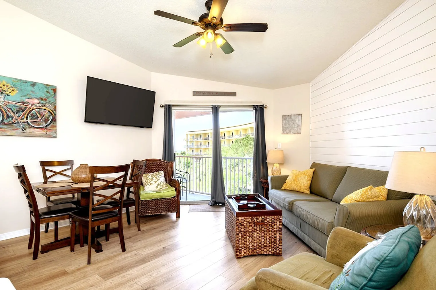 1 bed, 1.0 bath, 645 sqft, $1,947 — Photo 2