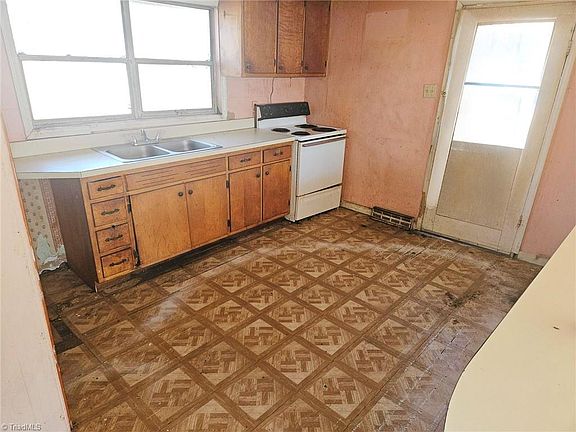 4th image of 423 Mount Zion Church Rd