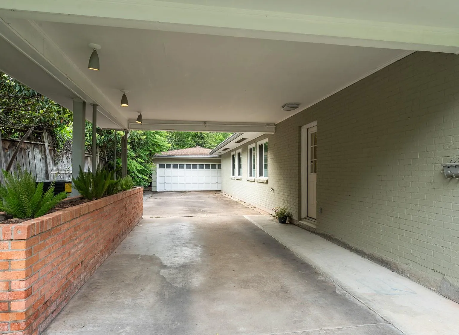 3 bed, 2.0 bath, 2139 sqft, $2,400 — Photo 3