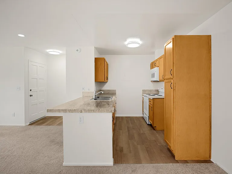 2521 W Sunflower Ave #R8 — Photo 7