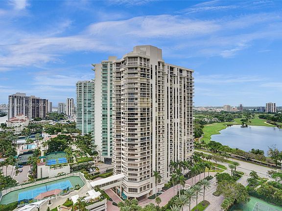 4th image of 20191 E Country Club Dr APT 2009