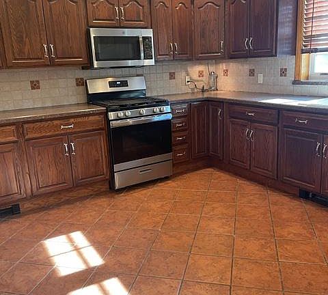 2nd image of 76 Oxford Pl