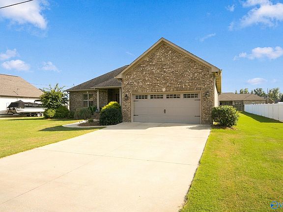 3rd image of 135 Cottonwood Cir