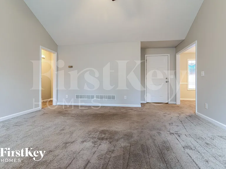 3240 Hilltop Cir — Photo 4