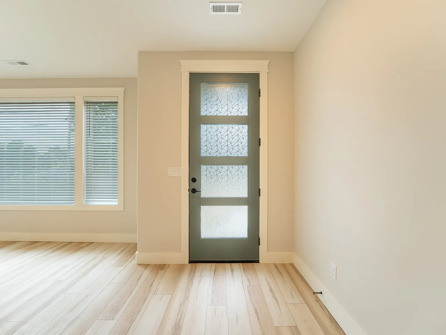 3 bed, 2.5 bath, 1640 sqft, $2,390 — Photo 3