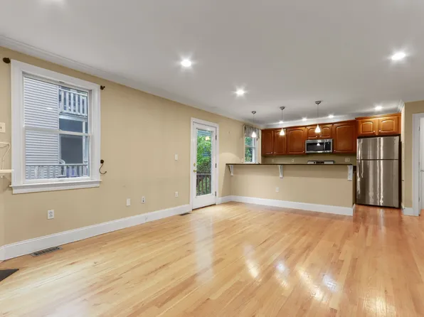 1 Ross Pl #1, Boston, MA 02127