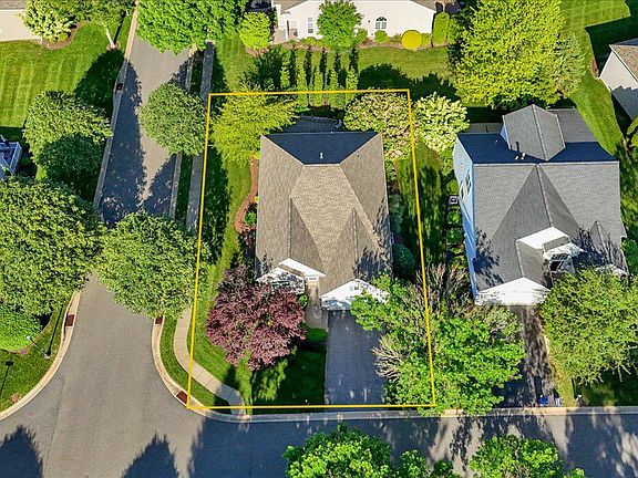3rd image of 213 Aster Cir