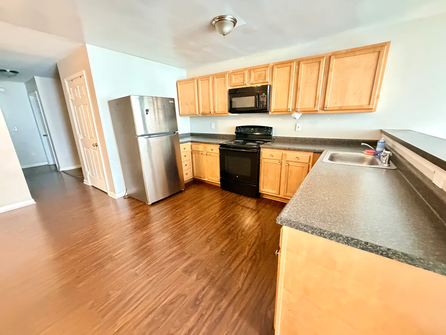 1405 E Carson St — Photo 2