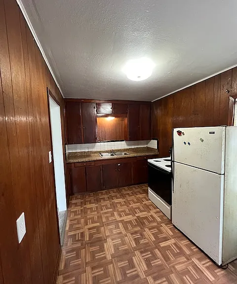 577 Campus St — Photo 4
