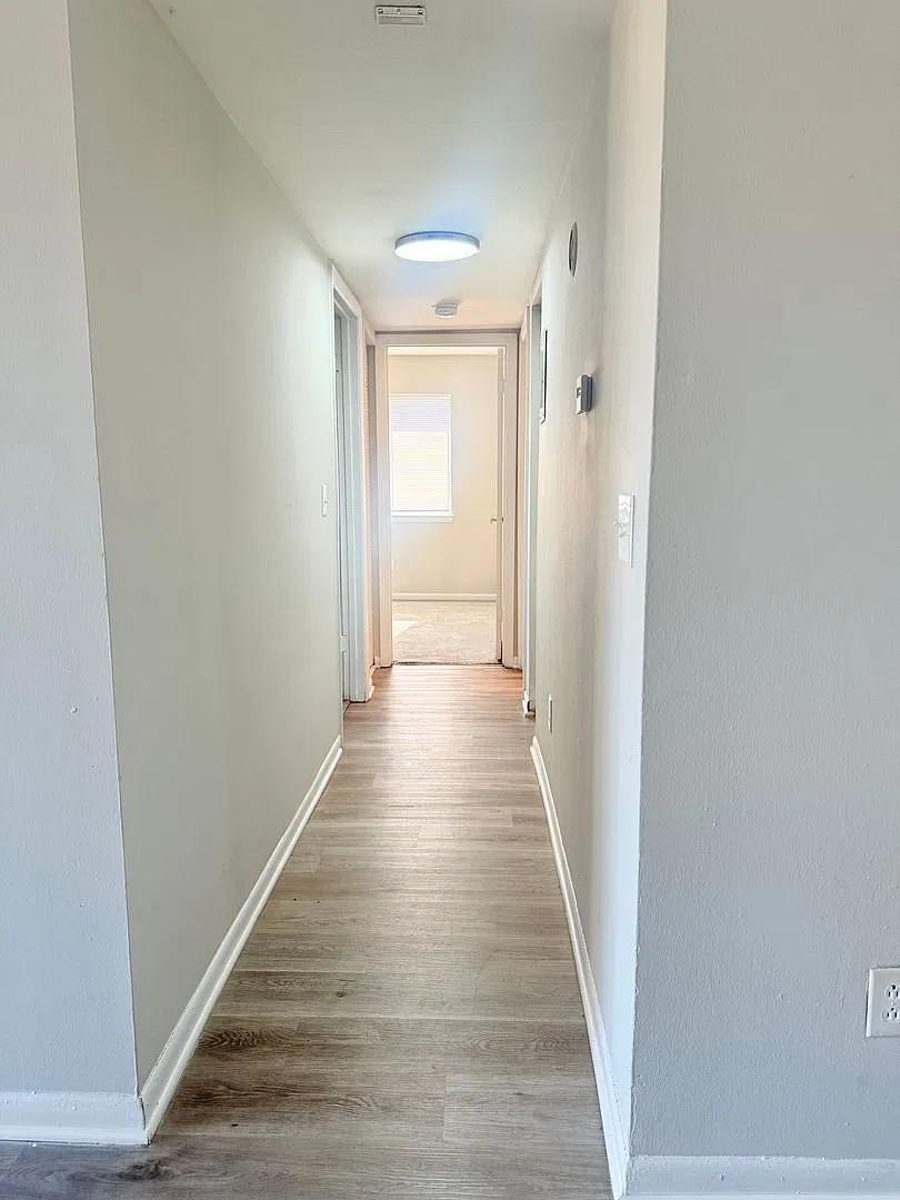 Large 2 bedroom! Move in Special — Photo 4