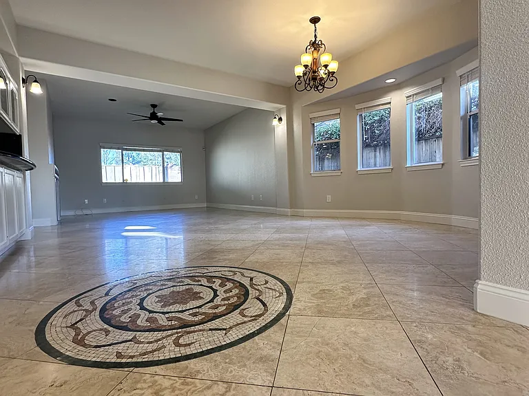 2221 Banbury Cir — Photo 3