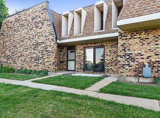 2240 Country Club Dr, Woodridge, IL 60517