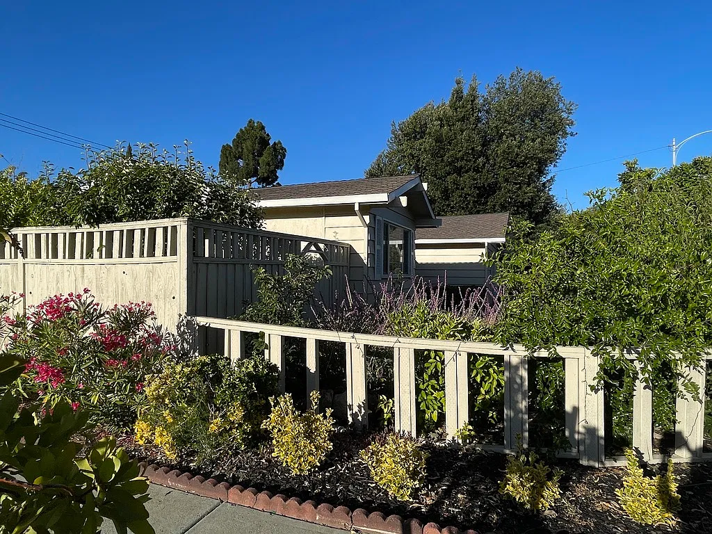 4 bed, 2000 sqft, $6,680 — Photo 2