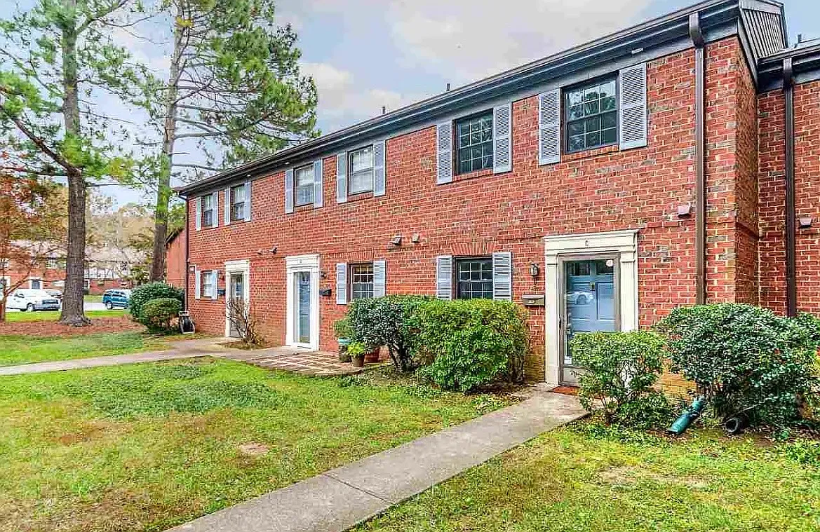 2 bed, 2.5 bath, 1262 sqft, $1,900 — Photo 2