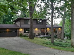 8069 Amber Ln, Brecksville, OH 44141