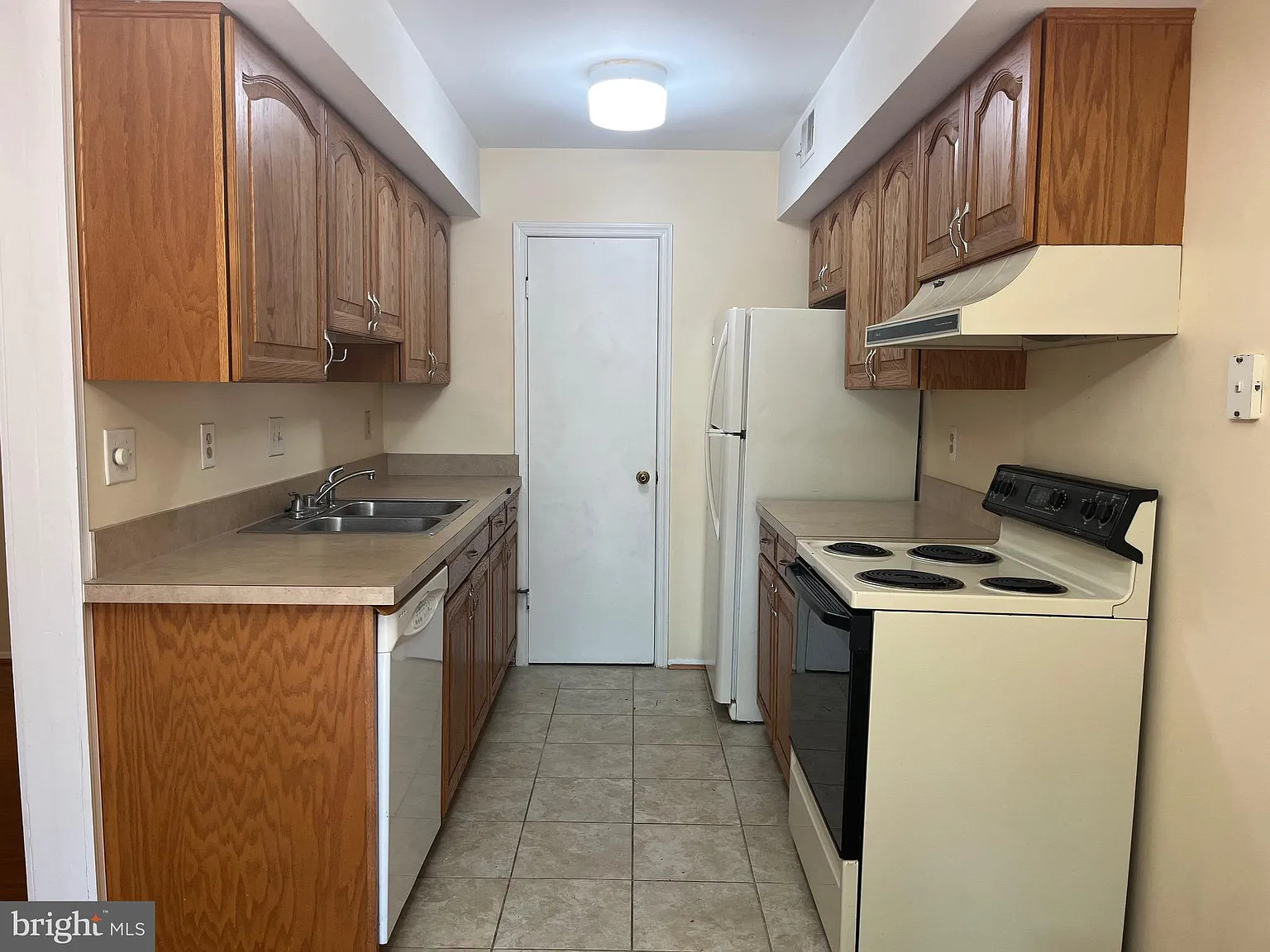 3 bed, 1.5 bath, 1056 sqft, $2,150 — Photo 3