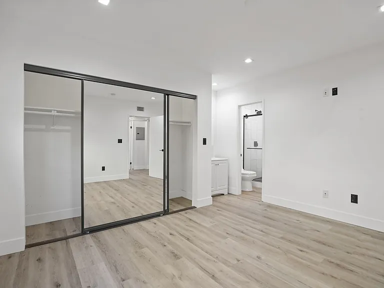 955 N Oxford Ave — Photo 24