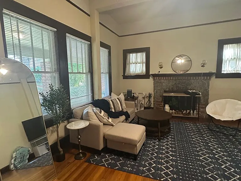 Beautiful downtown quad. 1 and 2 bed units available now. Pets allowed. — Photo 32