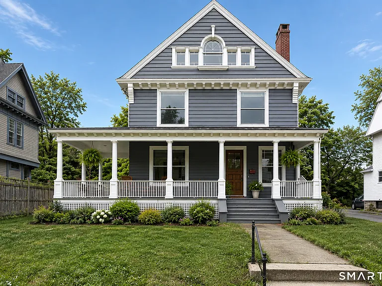 4 Morgan Ave — Photo 1