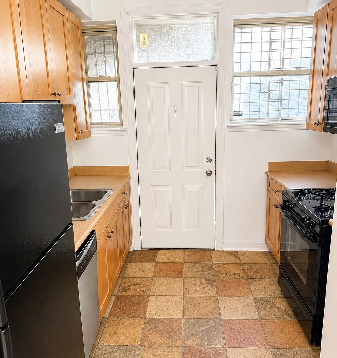 Cozy 2-Bedroom Condo Near New Obama Presidential Center — Photo 3