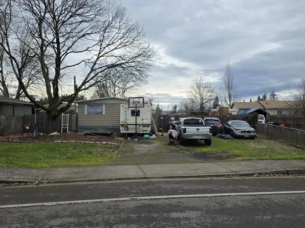 530 S 6th St, Harrisburg, OR 97446