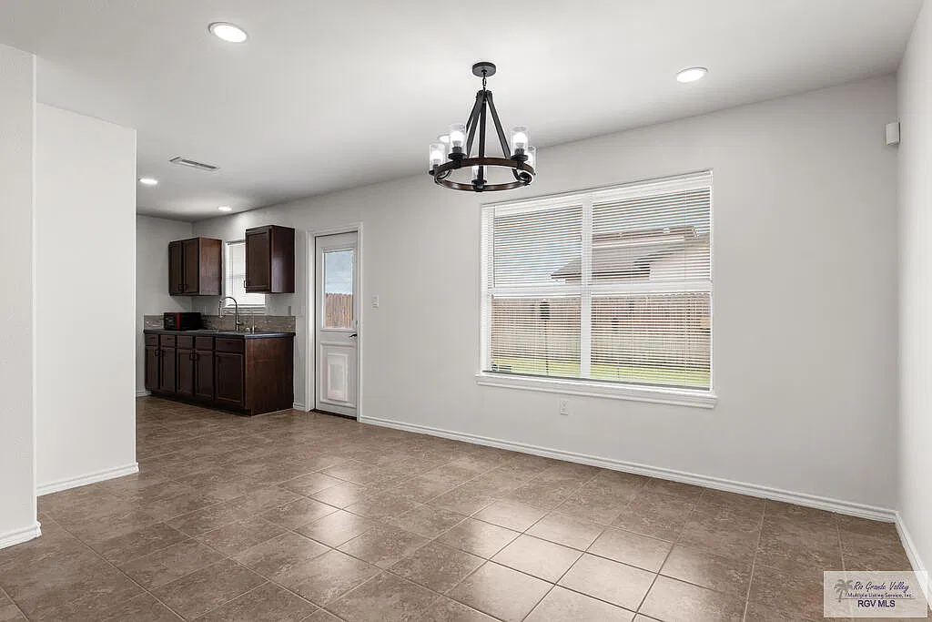 3 bed, 2.0 bath, 1279 sqft, $1,950 — Photo 3