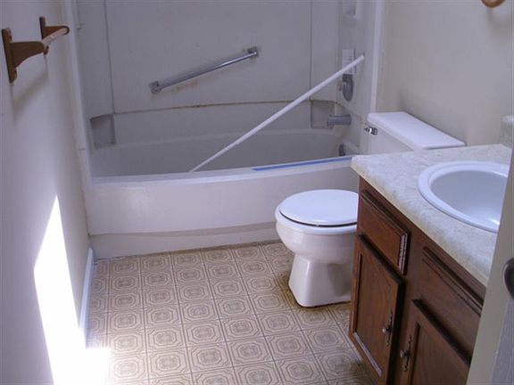 5th image of 15986 Elizabeth Dr