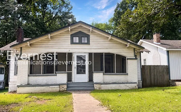 3 bed, 1.0 bath, 1252 sqft, $1,345 — Photo 1