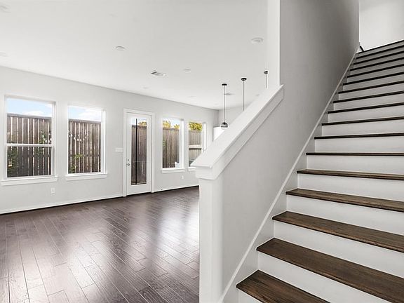 4th image of 620 Thornton Oaks Ln