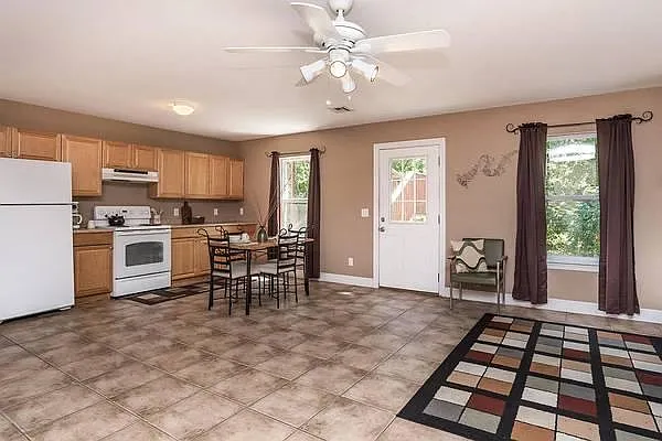 261 Aaron Ln — Photo 4