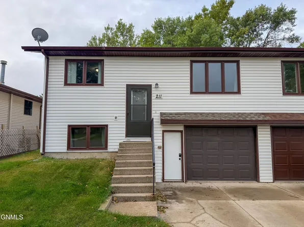 211 14th St NE, Mandan, ND 58554
