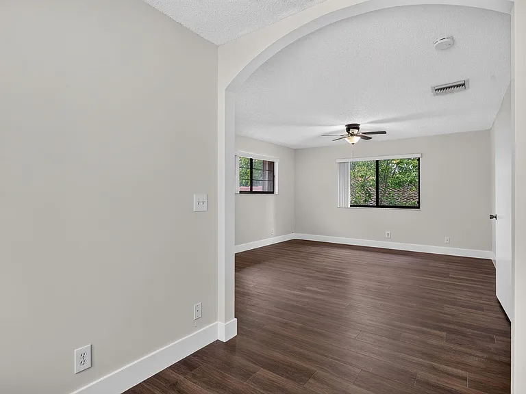 587 NW 38th Ave — Photo 29