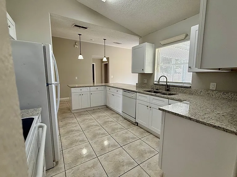 305 Colonade Ct — Photo 10