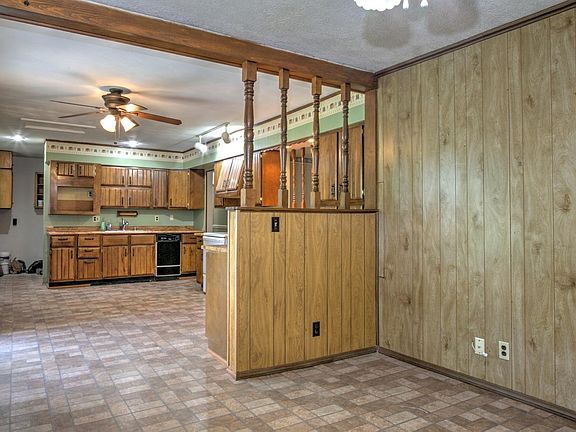 5th image of 70 Essex Ct
