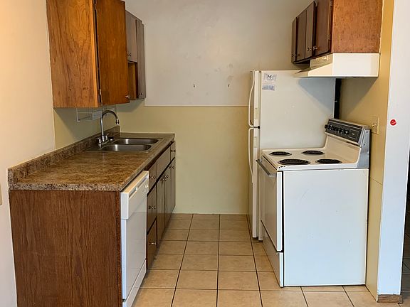 4th image of 912 21st Ave S #318