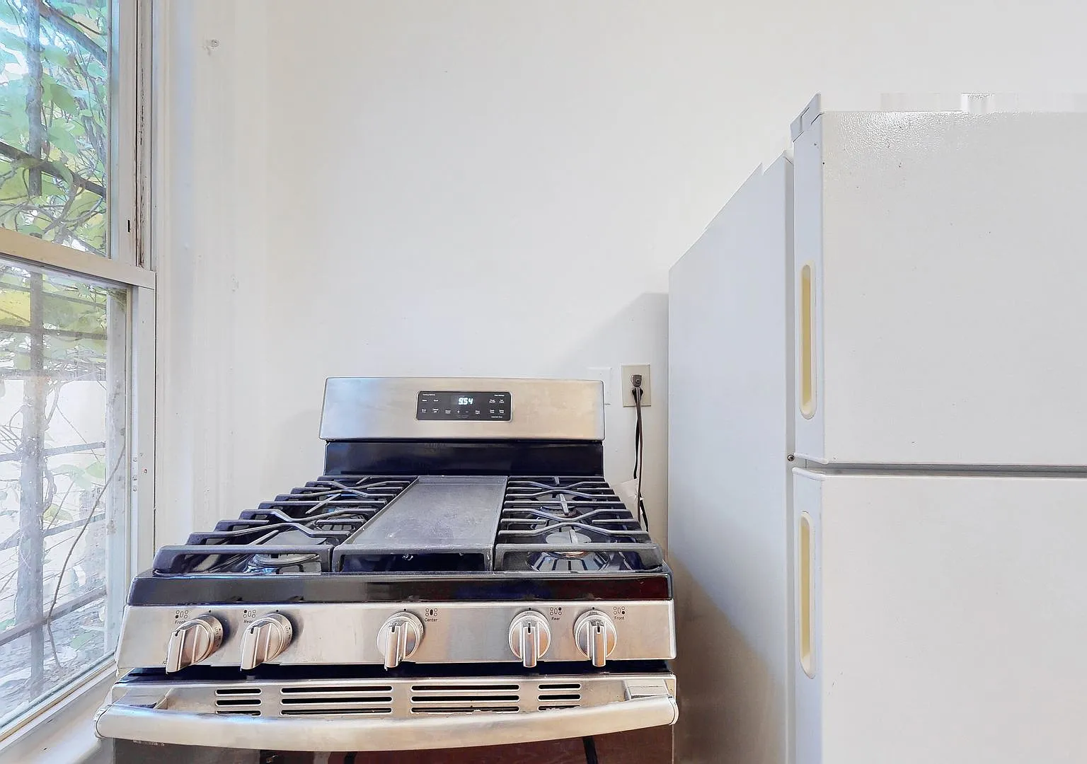 Spacious 1BR Apartment Near Yale Remodeled & Convenient! — Photo 1