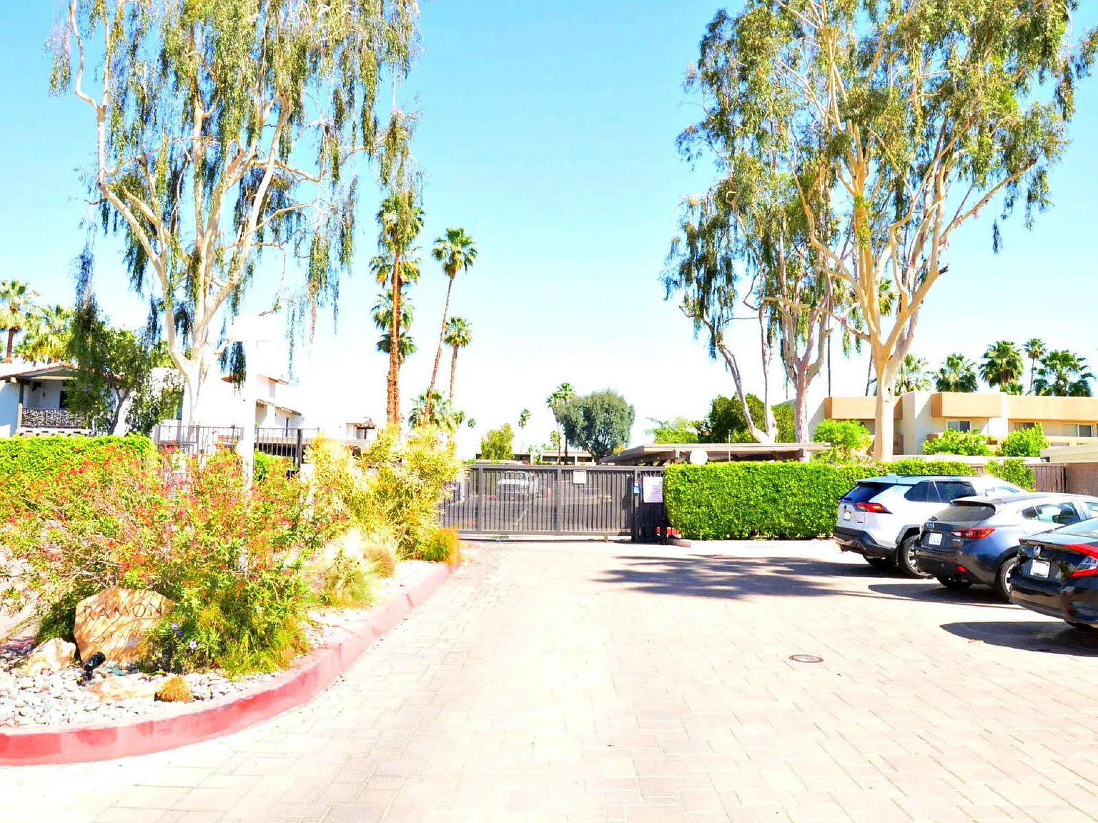 2 bed, 2.0 bath, 916 sqft, $1,999 — Photo 4
