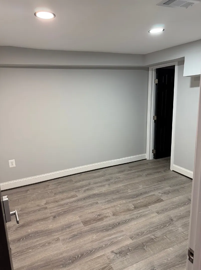 615 N Rosedale $800 Available (Private Bath) — Photo 4