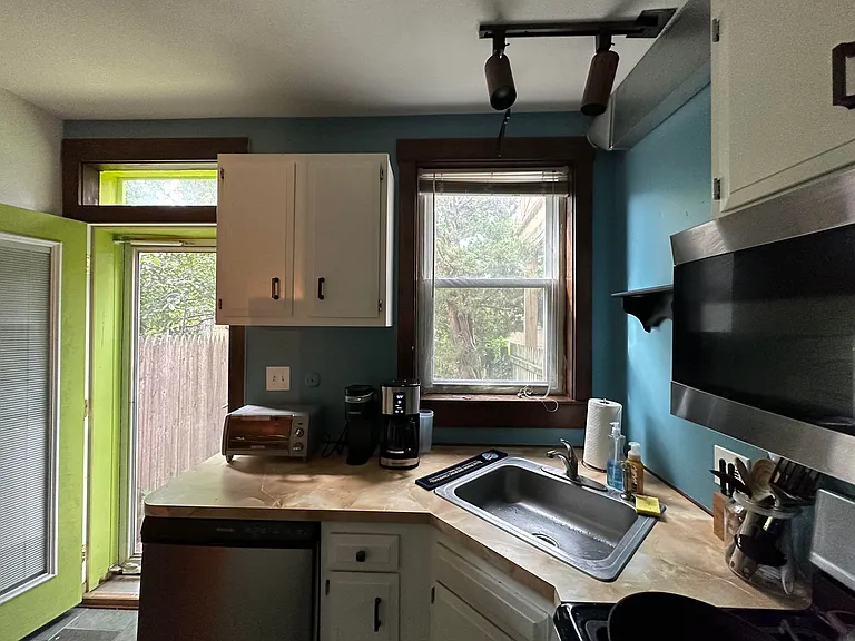 222 W Walnut St — Photo 1