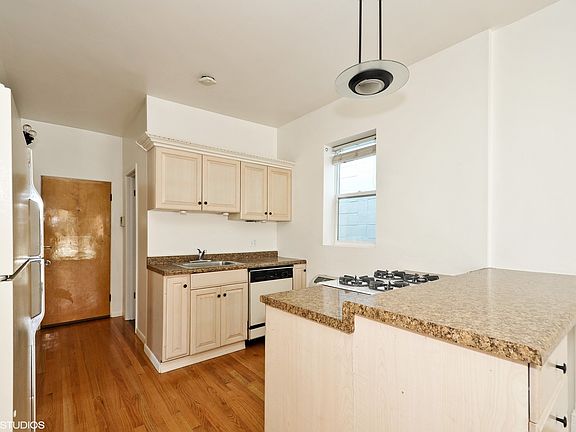 3rd image of 2334 N Wayne Ave #2R
