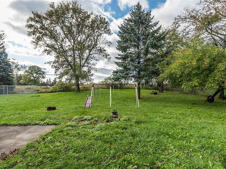 5 Adeane Dr W — Photo 23