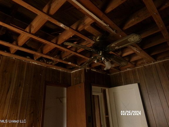 5th image of 327 S Circle Dr