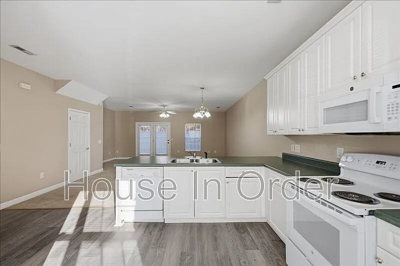 3 bed, 2.5 bath, 1336 sqft, $1,850 — Photo 4